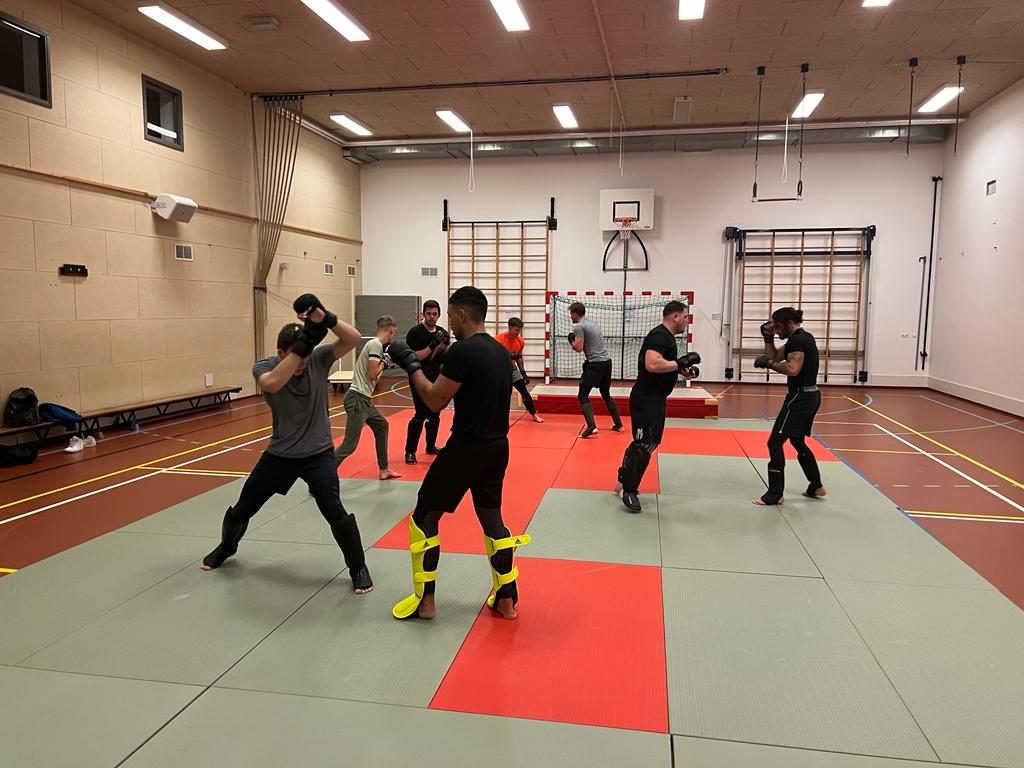Sparren tijdens de MMA-les